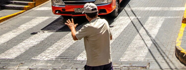La psicología dice que las personas que dan las gracias a los conductores al cruzar la calle no lo hacen solo por gratitud 
