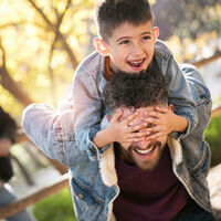 Cinco cosas positivas de la relación entre los hermanos que se llevan mucha diferencia de edad