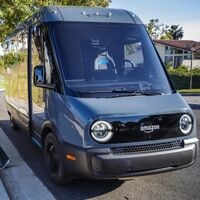 Amazon ya reparte paquetes con las furgonetas eléctricas de Rivian, y esto solo es el principio 