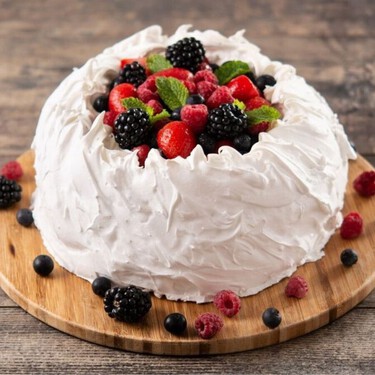 Cómo hacer pavlova de frutos rojos en casa con 7 ingredientes: crujiente por fuera, suave y esponjosa por dentro 