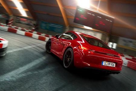 Video: Porsche Cayman GTS va a la pista de go-karts