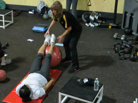 Consejos para evitar lesionarnos cuando ayudemos en el gimnasio