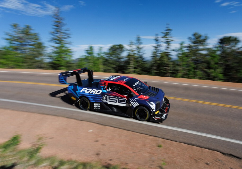 Esta pick-up de Ford humilló a nueve superdeportivos en una sola carrera: su motor eléctrico es una bestia