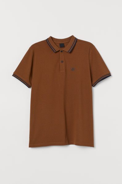 Polo de manga corta en piqué de algodón con cuello de canalé con botones.