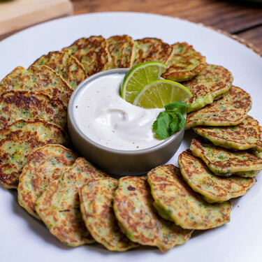 Tortitas de brócoli y cebolla caramelizada: receta muy fácil para sorprender 