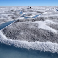 Que el hielo de Groenlandia esté coloreándose de negro no es causa del cambio climático. Es algo peor: consecuencia