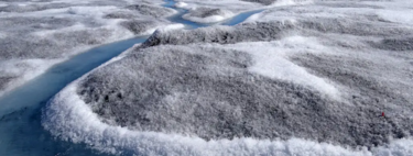 Que el hielo de Groenlandia esté coloreándose de negro no es causa del cambio climático. Es algo peor: consecuencia