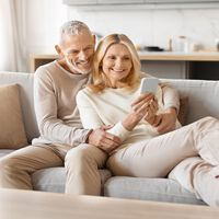 Por qué cada vez más todas las generaciones hablan mal de los boomers: este gráfico sobre la renta lo explica claro 