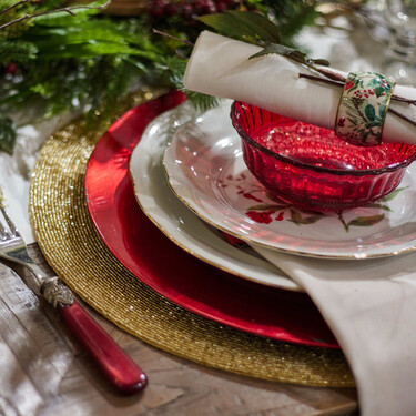 Si buscas vajilla para Navidad no hay ninguna mejor que esta: es de porcelana y con estampado de Papá Noel