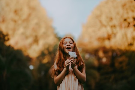 niña con una flor
