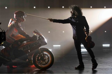 Ara Malikian, Marc Márquez y Dani Pedrosa dan la bienvenida a la temporada 2016 de MotoGP