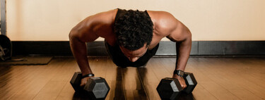 Guía completa sobre el "renegade row": en qué consiste este ejercicio, qué entrena y cuáles son sus variantes