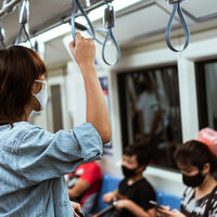 La mascarilla va a seguir siendo obligatoria en el transporte público: los casos donde aún tendremos que llevarla