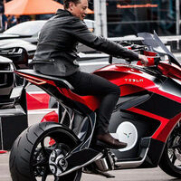 Elon Musk anuncia la muerte de la conducción. Pero no podrá con las motos, el último bastión de libertad y pasión 