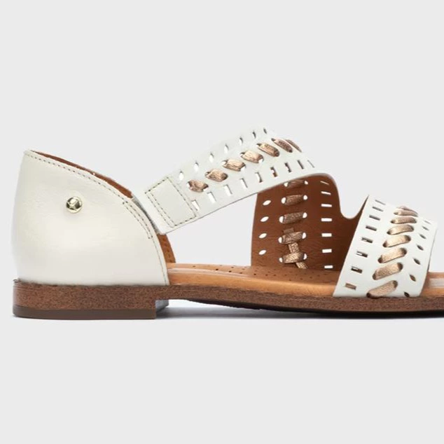 Sandalias planas de mujer de piel con elástico lateral
