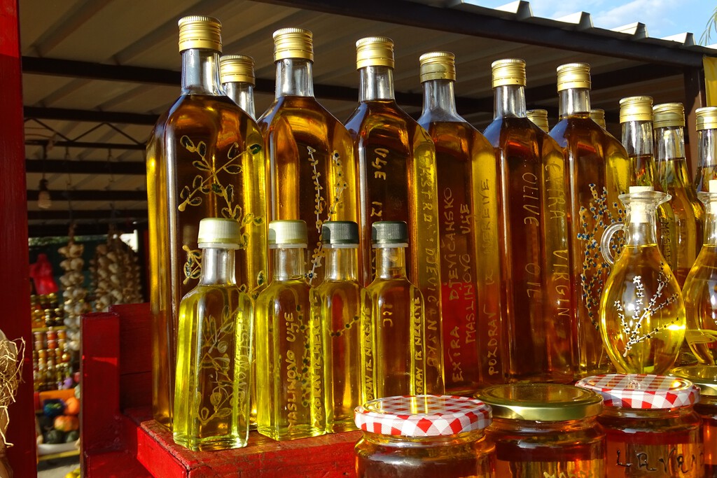 El aceite de oliva que tienes en casa no es indestructible. Así recomiendan guardar las botellas para que duren más  
