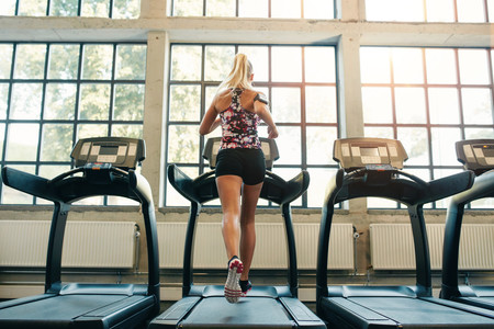 Diferentes entrenamientos para correr en la cinta del gimnasio