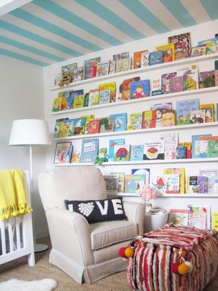 Una buena idea: exponer los libros infantiles sobre una pared