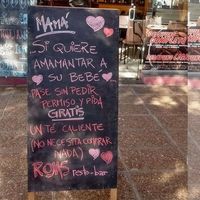 Más iniciativas como esta: "Si quiere amamantar a su bebé pase sin pedir permiso", y encima te invitan gratis un té caliente