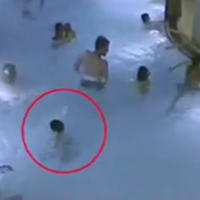 Las terribles imágenes de un niño ahogándose en una piscina de Finlandia sin que nadie haga nada