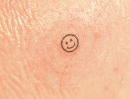 Tatuagem feita com o adesivo