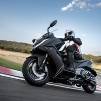 Hasta el 31 de agosto puedes reservar un Kymco AK 550 y pagar sólo 207,27 euros al mes