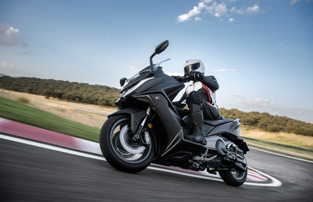 Hasta el 31 de agosto puedes reservar un Kymco AK 550 y pagar sólo 207,27 euros al mes