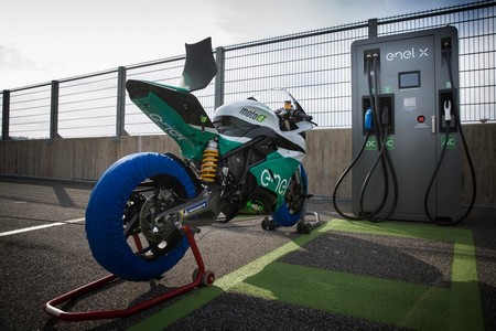 Las motos eléctricas están en auge: Energica ha doblado sus ventas tras la inversión en MotoE