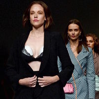 Desfila con un extractor de leche 'manos libres' integrado en su sujetador, portátil, discreto y sin cables : toda una innovación en sacaleches