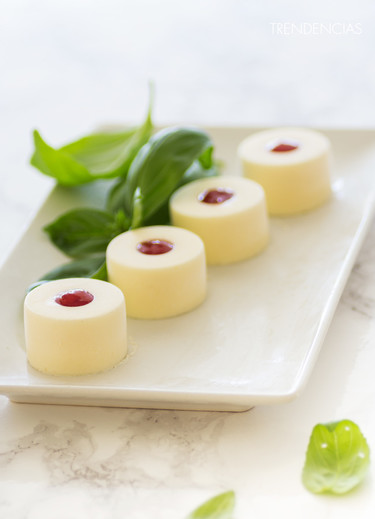 Bocaditos de mousse de queso de cabra y mermelada de pimiento. Pon un aperitivo chic en tu mesa
