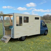 Esta versátil autocaravana modular tiene dos plantas, cocina completa y se convierte en una casa independiente