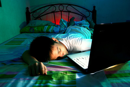 Los adolescentes que usan las redes sociales más de tres horas al día tienen problemas de sueño y bajo rendimiento escolar