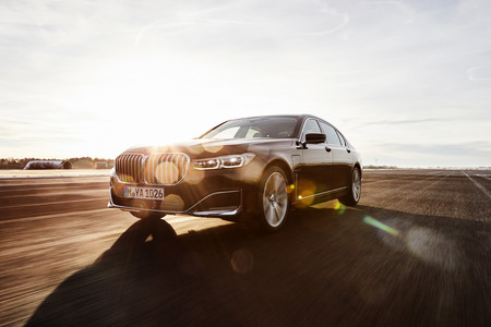 Así es el BMW 745e: un híbrido enchufable con hasta 58 kilómetros de autonomía eléctrica y etiqueta Cero