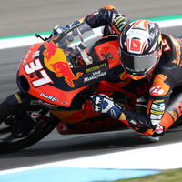 Otra temeridad en Moto3: Pedro Acosta ha sido atropellado por Riccardo Rossi, aunque por suerte está ileso