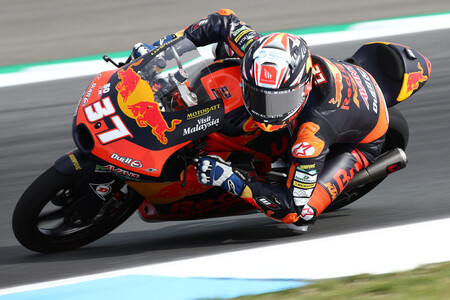 Otra temeridad en Moto3: Pedro Acosta ha sido atropellado por Riccardo Rossi, aunque por suerte está ileso