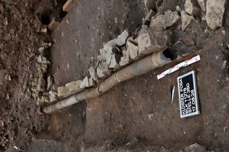 Arqueólogos descubren una fortaleza medieval y una insólita tubería de arcilla en Posa