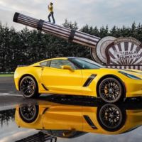 El Chevrolet Corvette Z06 le salva la vida a la bala humana en este ingenioso video