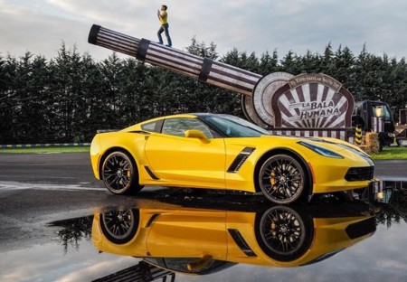El Chevrolet Corvette Z06 le salva la vida a la bala humana en este ingenioso video