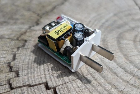 Interior de un cargador de baja calidad: mucho cuidado con los cargadores baratos