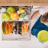 El lavavajillas es súper cómodo, pero no deberías meter estos objetos dentro aunque te dé pereza fregarlos