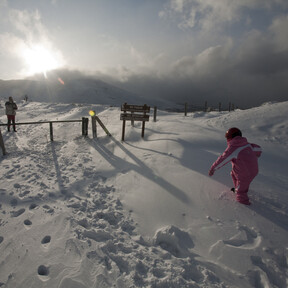 Este puerto a una hora de Madrid es de los que más nieve acumula y el mejor para ir con niños