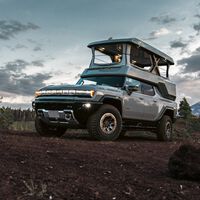 El salvaje Hummer eléctrico se convierte en camper: mucha fibra de carbono para dormir (y más) en cualquier parte