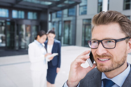 Hombre hablando por teléfono, es fundamental conseguir la atención de contactos poderosos para que nos atiendan