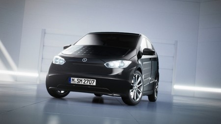 Sono Motors presenta el que afirma ser el primer coche conducido por el sol (al menos durante 30 kilómetros)