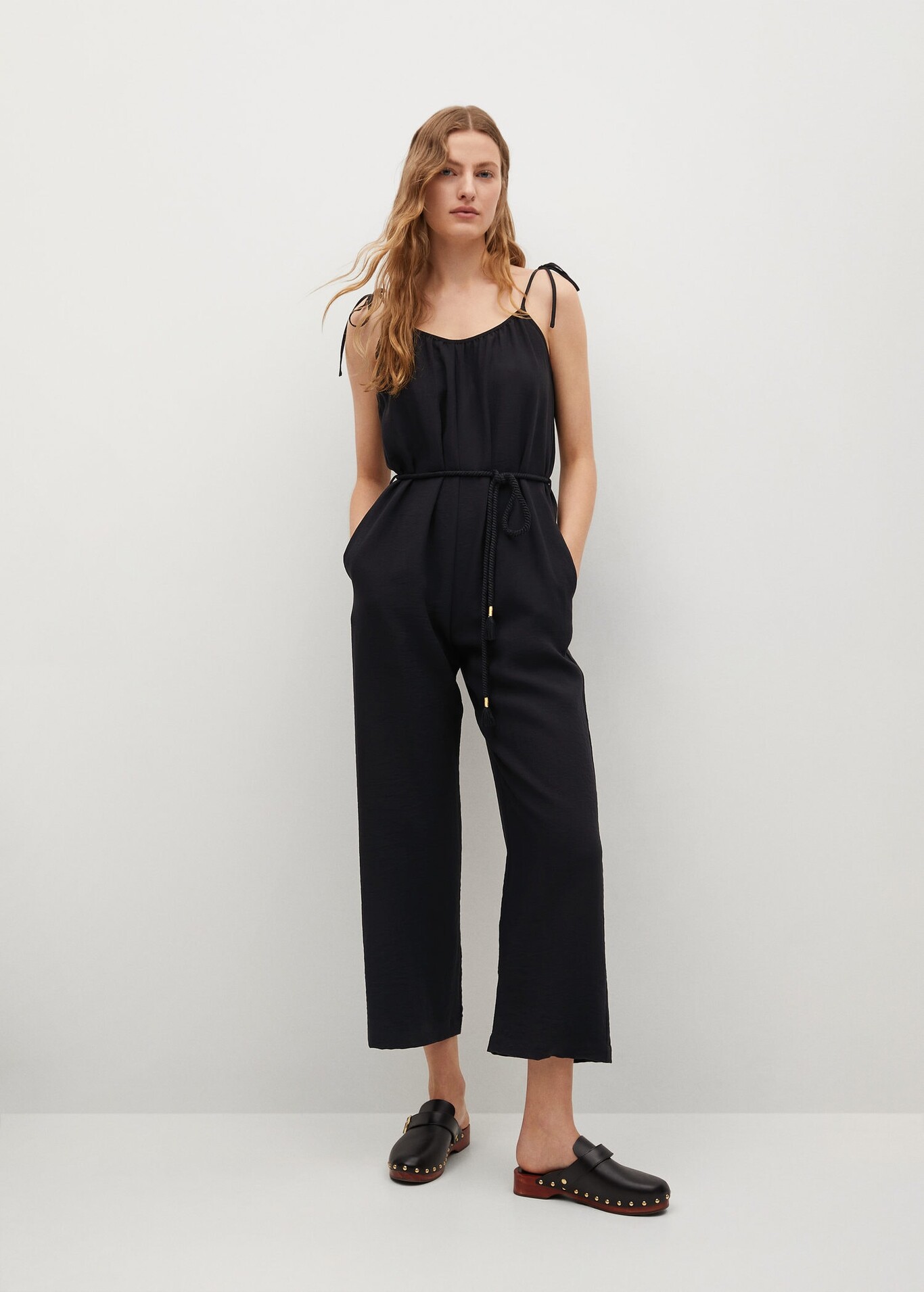 El mono negro como look de fiesta nunca falla, y Mango lo sabe