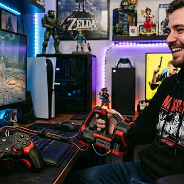 Perdió su brazo derecho y creó un dispositivo para seguir disfrutando de los videojuegos: "me negué a dejar de jugar y diseñe mi propio control"