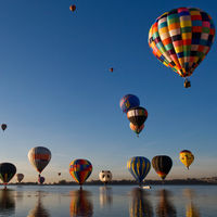 El espectáculo del cielo moteado de color en el Festival del Globo de León, Guanajuato 