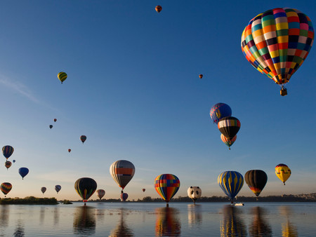El espectáculo del cielo moteado de color en el Festival del Globo de León, Guanajuato