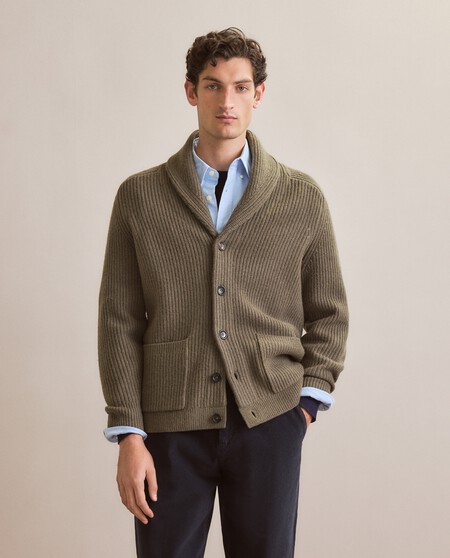 El Look Elegante Pero Relajado Se Ha Impuesto Entre Los Hombres Y El Cardigan De Cuello Smoking Es La Prueba Discreto Comodo Y Con Un Aura De Senorazo Moderno