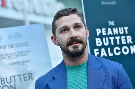 Shia LaBeouf lleva un look que resuelve el dilema de cómo usar un traje y un detalle de color en verano